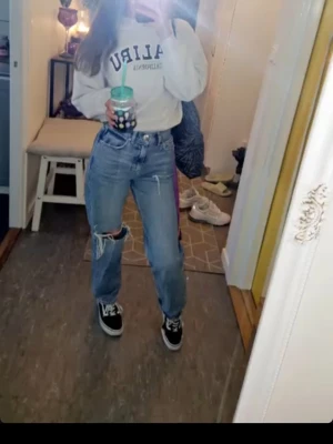 90's straight highwaist  - Super snygga jeans från gina tricot, perfect jeans,  med slitningar, mina favoriter som tyvärr blivit för små, jag är 162 lång och dessa sitter perfekt utan att dom blir för långa🍑😍👖