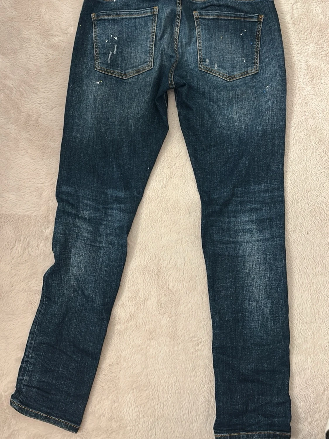 Blå distressed jeans med färgstänk - 2