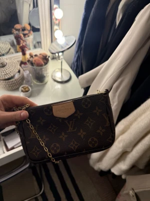 Väska logo - Säljer denna då jag ej använt den på ett tag. Vågar heller inte påstå något angående äktheten därav pris och titel. 