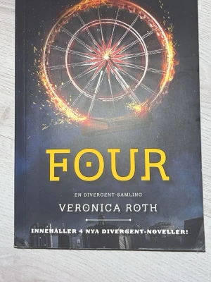 Four: En Divergent-samling - Säljer boken 'Four: En Divergent-samling' av Veronica Roth. Boken har ett svart omslag med en brinnande cykelhjulsgrafik och gul text. Innehåller fyra nya Divergent-noveller och flera tidigare opublicerade scener från Divergent-världen. Perfekt för ungdomar som gillar dystopisk sci-fi.