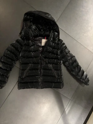 Moncler jacka  - Snygg svart dunjacka från Moncler. Jackan är köpt på moncler för 8000 kvitto finns Storlek: 14Y. 