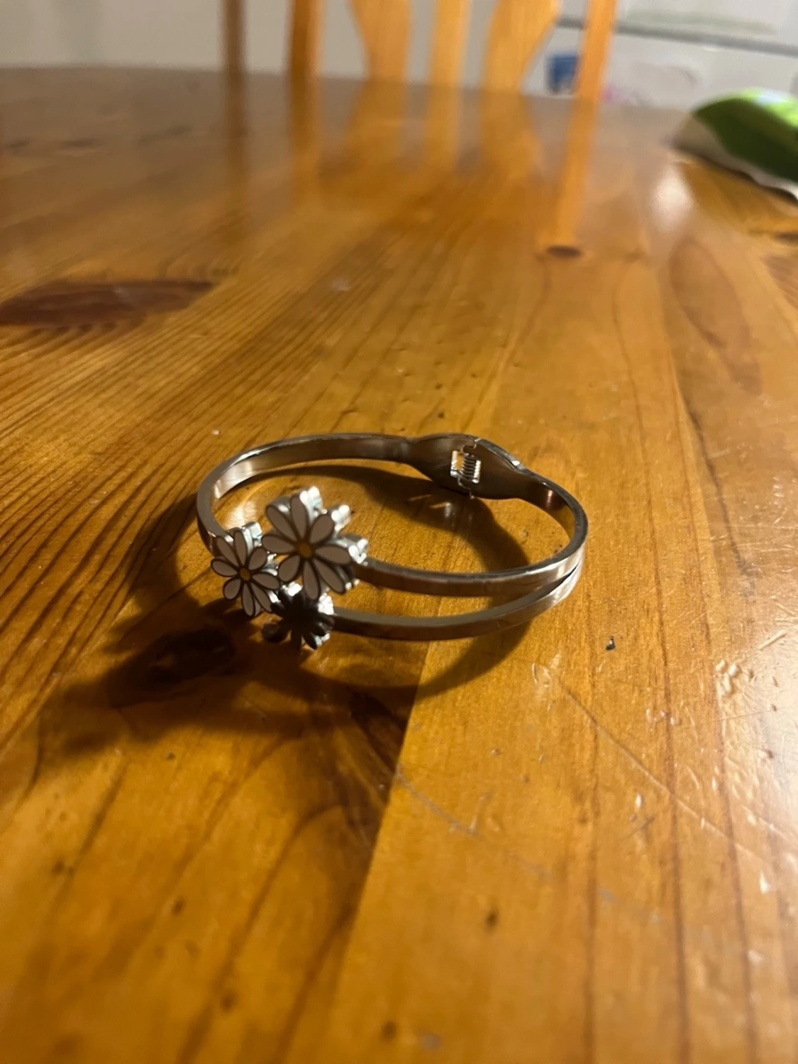 Silverfärgat armband med blommor - 3