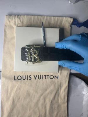 Dubbelsidig b bälte - Helt ny. 110cm. Har du frågor? Fråga gärna!