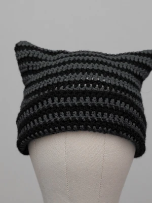 Crochet cat beanie virkad kattmössa grå svart randig  - Helt ny virkad mössa med kattöron. Onesize, passar upp till ca 59cm. Virkad i mjukt akrylgarn. Färger kan variera beroende på skärminställningar.