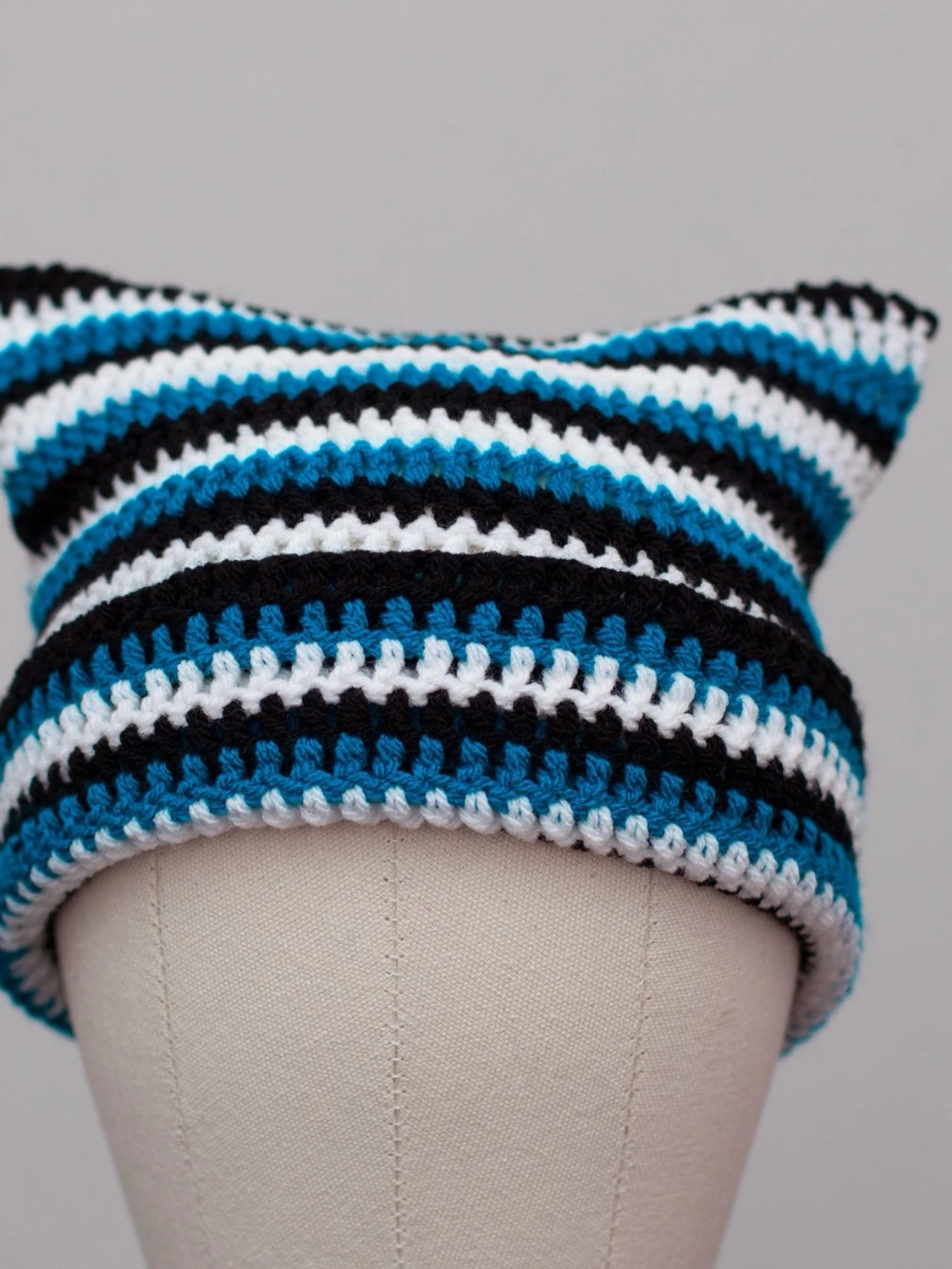 Crochet cat beanie virkad kattmössa turkos vit svart randig