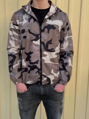Kamo vindjacka med huva - Säljer en sprillans ny woolrich liknande camo windbreaker för endast 249 kr. Jackan fungerar perfekt nu inför de kommande vädret och man kan även justera passformen på insidan. Har 4 olika storlekar, XS,S,M och L Hör av er vid minsta fundering.