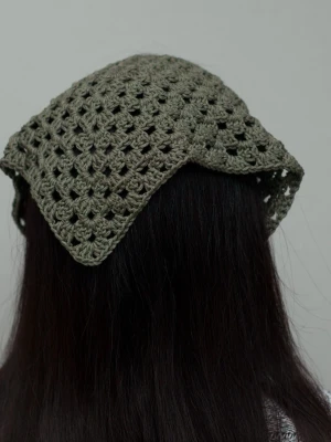 Grön grågrön virkad bandana  - Helt ny grågrön virkad bandana. Virkad i 50% bomull, 50% akryl. Färgen är lite mer grågrön än på bilderna. Färger kan variera beroende på skärminställningar.