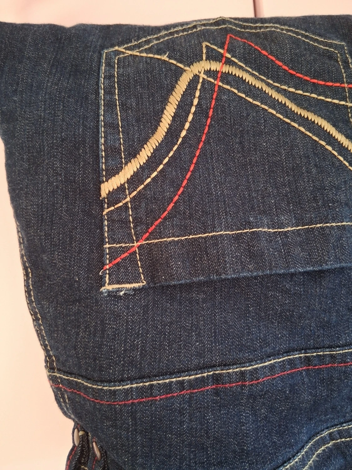 Mörkblå jeans med färgglada sömmar - 1