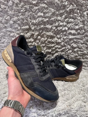 Valentino Garavani Rockrunner skor - | Skick: 9/10 | Färg: Multi | Vad inkluderas: Enbart Skorna | Nypris: 4 500kr