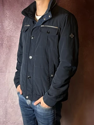 J.lindeberg field jacket bailey - Mycket fint skick | Size L (modellen är 188 cm 75 kg) | fraktar spårbart inom 24 timmar | för att köpa klicka ”köp nu” | vid frågor eller funderingar skriv ett meddelande | följare får bättre rabatter🙌