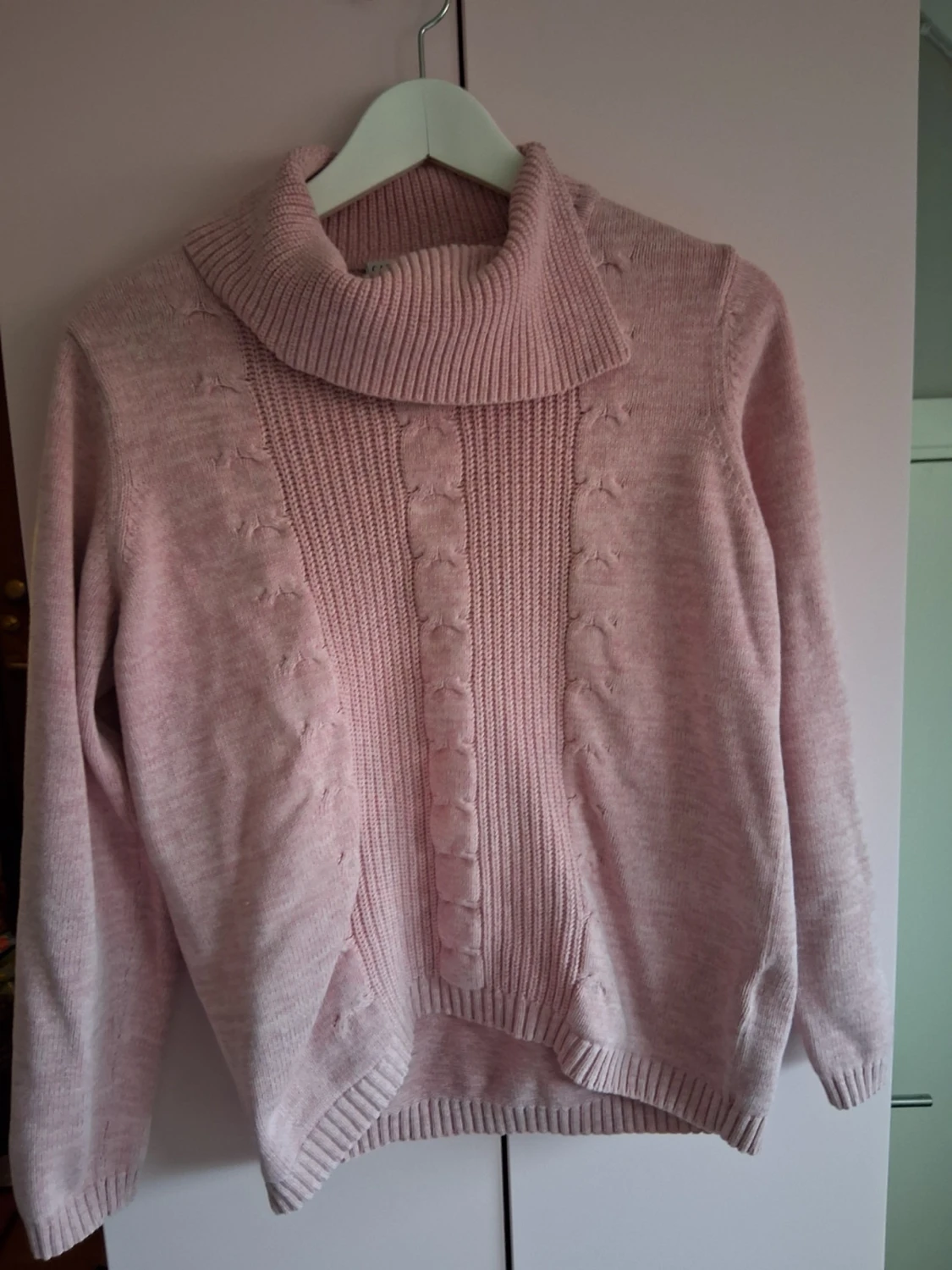 Ljusrosa polotröja med strukturmönster