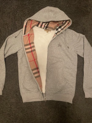 Burberry hoodie - Gratis frakt!! Säljer min Burberry zip up hoodie men snyggt mönster inuti och i luvan. Den är i storlek M men kan passa S också. Gratis frakt fram till 6 april. Tveka inte på o fråga vid funderingar!🙌🏼