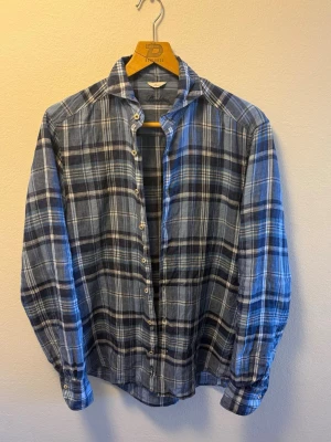 Rutig stenströms skjorta - Tjena! säljer denna riktigt schyssta skjortan ifrån stenströms, fint skick, storlek medium, nypris~1500, hör av dig vid funderingar!🙌