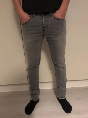 Dondup George  - Säljer nu ett par dondup George! Hör av dig vid intresse!