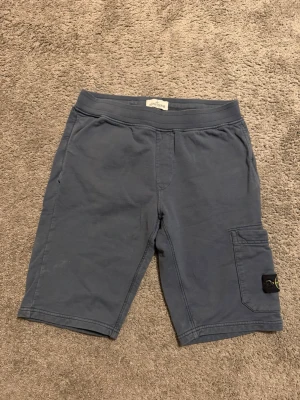 Stone Island shorts  - Säljer ett par stilrena Stone Island shorts, dem är i ett mycket bra skick och är knappt använda, Perfekta inför dem kommande varmare årstiderna. Köpta för 2000kr💸 Stl 170 cm men passar även herr S.Pris kan diskuteras✅Frågor? Skriv ✅allt gott, mvh Noah 