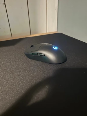 Logitech G Pro trådlös gamingmus - Säljer en svart Logitech G Pro trådlös gamingmus med LED-belysning och två sidoknappar. Musen har en slimmad och ergonomisk form, perfekt för gaming och snabba rörelser. Tillverkad i plast med matt finish och tydlig G-logga. Pris kan diskuteras 
