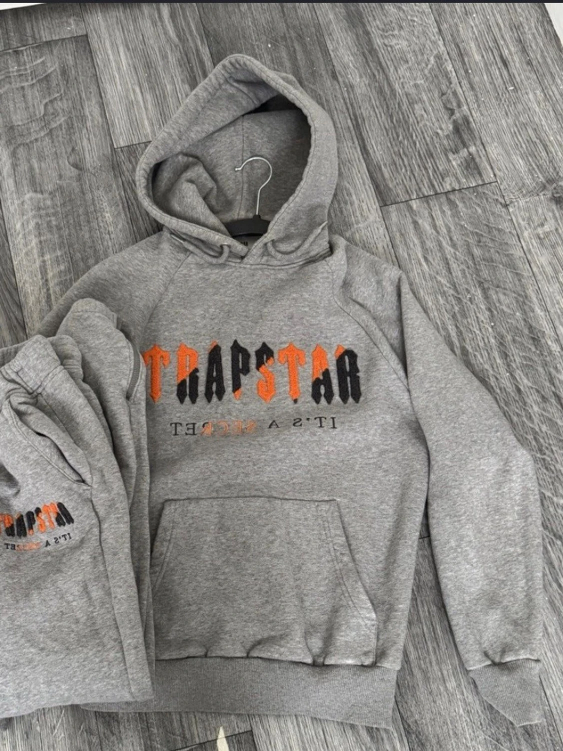 Grå hoodie och joggers från Trapstar - 1