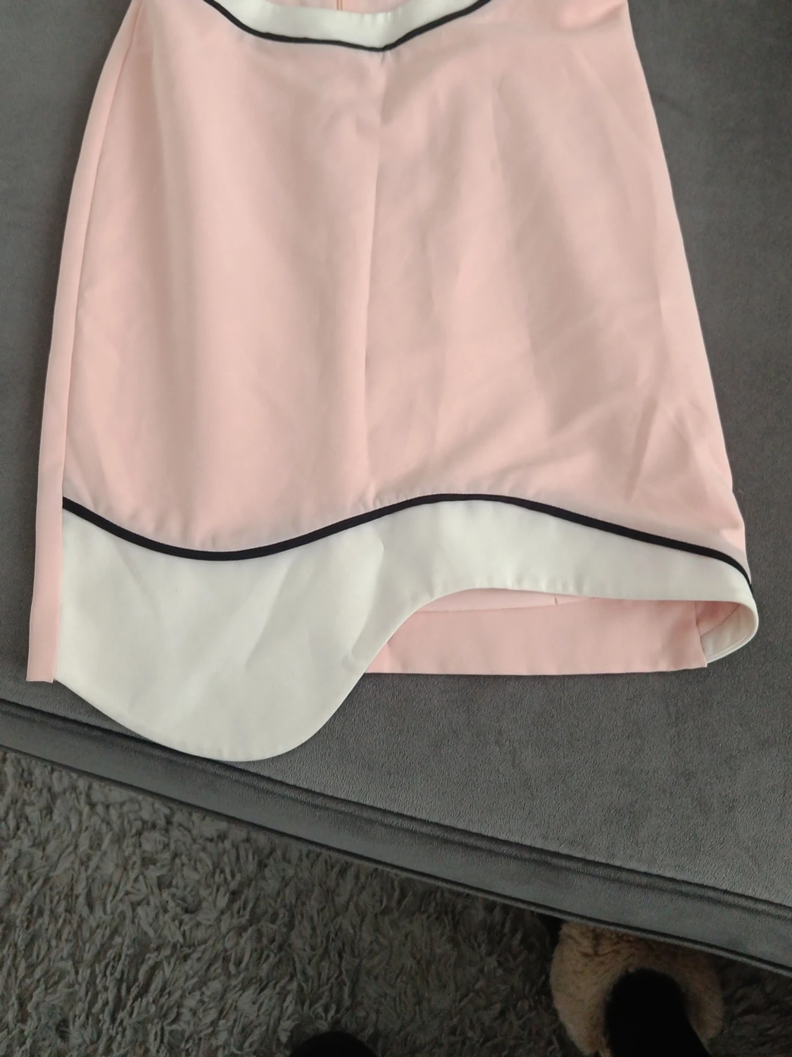 Ljusrosa klänning med cut out-detaljer - 2