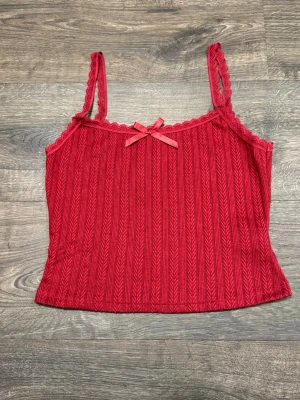 Rött linne spets - Jättefint rött linne med fina detaljer, rosett fram i mitten