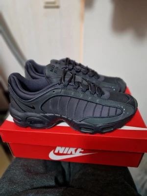 Nya Nike Air Tailwind Reflective EU44.5  - Helt nya i original låda. Storlek 44.5 Special Edition som är väldigt svåra att få tag på. Unika reflexer runtom skon. Köpta för flera år sen för min skosamling och användes aldrig. Inga trades eller skambud tack. Finns att hämta i Uppsala eller skickas mot porto. 