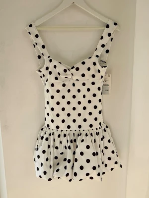 Zara prickig klänning  - Storlek S. Obs, trasig dragkedja, zipper har hoppat och måste repareras - därav pris. 