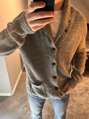 Grå stickad kofta från Polo Ralph Lauren - Säljer en fet kofta från Ralph Lauren, Denna är i nyskick och är i storlek M. Mitt pris på denna är 699! Mycket bra pris. Hör av vid frågor! Modellen 181, 77kg