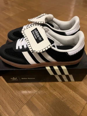 Adidas Wales Bonner - Helt nya Adidas Wales Bonner i storlek 42, aldrig använt förut. Box medföljer. Meddela gärna om du är intresserad!