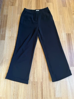 Kostymbyxor från nelly - Lite noppriga, uppsydda till mig som är ca 160 cm❤️