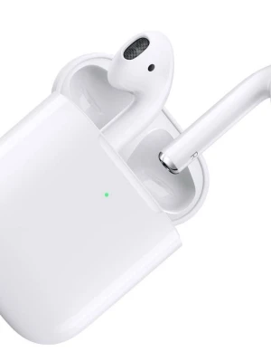 Apple AirPods 2 trådlösa hörlurar - Säljer ett par vita Apple AirPods med laddningsetui. Hörlurarna är trådlösa och har en stilren, minimalistisk design i blank plast. Manual och kartong medföljer! Skriv privat för fler bilder. Pris går att diskuteras vid snabb affär. 