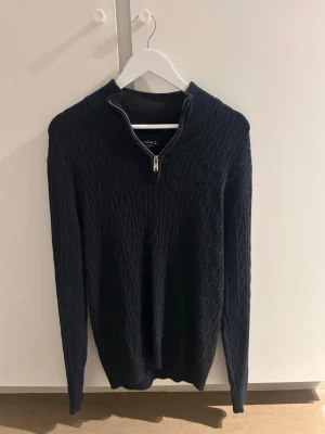 Bondelid kabelstickad half zip - Stilren half zip av Bondelid, kabelstickad. storlek medium