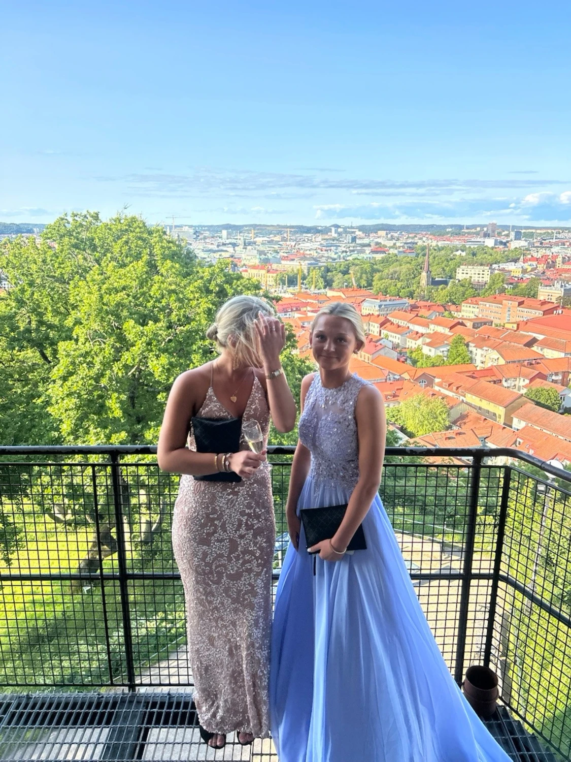 Champagnefärgad långklänning med öppen rygg - 3