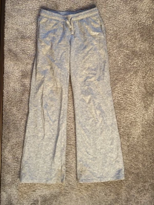Grå mjukisbyxor med fickor - Säljer ett par ljusgrå mjukisbyxor från gina tricot. Super sköna inuti. De är low waist💕