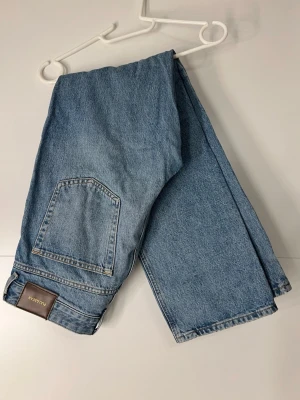 Straight Mid waist Jeans - Pull&Bear - Raka Mid waist Jeans supersnygga!! 💕