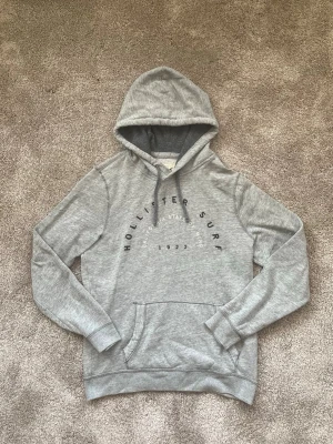Vintage Hollister Hoodie - En vintage hoodie ifrån det trendiga märket Hollister. Hoodien har inte några märkbara defekter och är i fint skick. Skick: 8,5/10  Storlek: S
