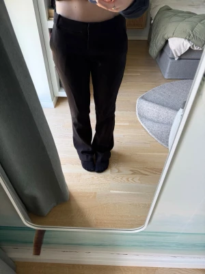 BikBok svarta lågmidjade kostymbyxor  - Säljer ett par svarta kostymbyxor med rak passform och låg midja. Byxorna har en klassisk look och är tillverkade i ett slätt tyg som ger en stilren känsla. Perfekta att matcha med en skjorta eller kavaj för en clean outfit. Kan sänka pris vid snabb affär.