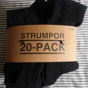 20 Par Svarta Strumpor storlek 37/40 - 20-pack klassiska svarta strumpor i storlek 37/40. Strumporna är tillverkade av 50% bomull, 48% polyester och 2% elastan för en skön och stretchig passform. Perfekta till vardags och enkla att matcha med allt. Kolla mina andra annonser för samfrakt. 
