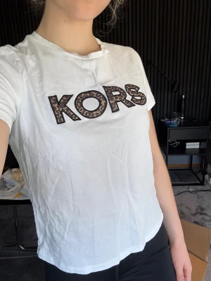 Michael Kors T-shirt storlek XS - T-shirt från Michael Kors, storlek xs💕    Kommer från rökfritt och djurfritt hem!