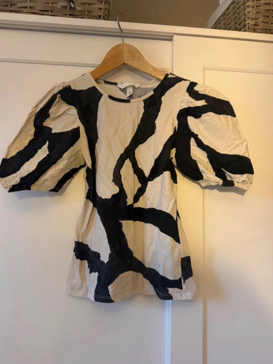 Beige topp med svart mönster - 1