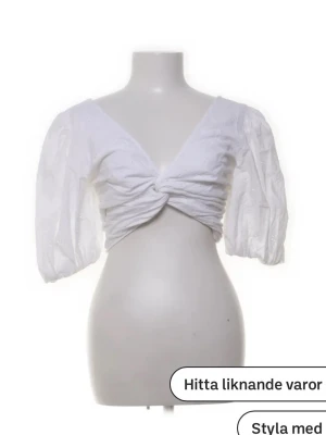 Vit twistad crop top med puffärm - Asnice kort blus, perfekt till ett par baggy jeans på sommaren, älskaaar🫶🏼🫶🏼