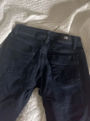 Mörkblå bootcut jeans ltb - Snygga mörkblå bootcut jeans, storlek 24/32. Använda fåtal gånger. De har inga defekter. Säljer pågrund att att de är för små💗