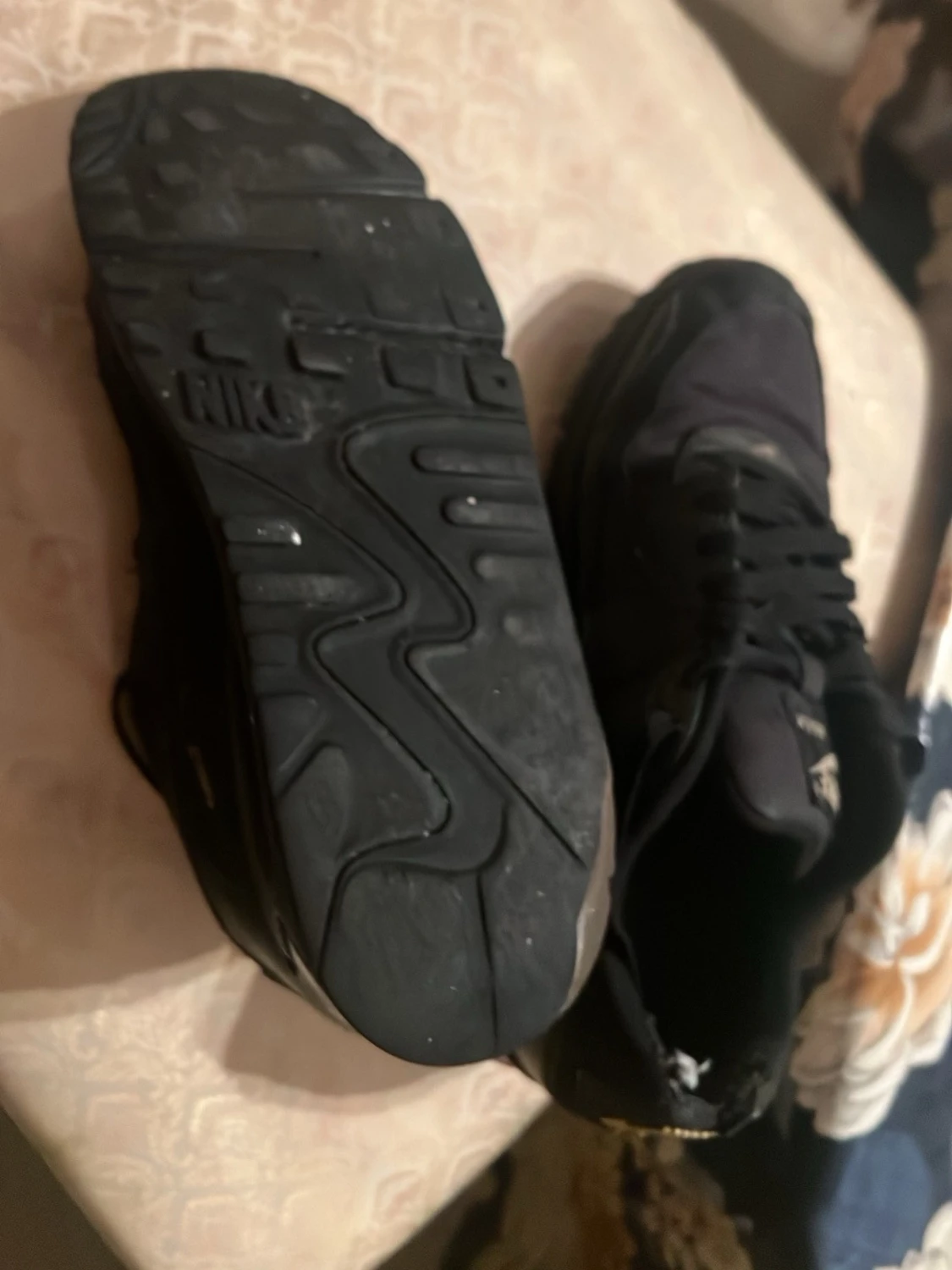Svarta Nike Air sneakers med gulddetaljer - 2