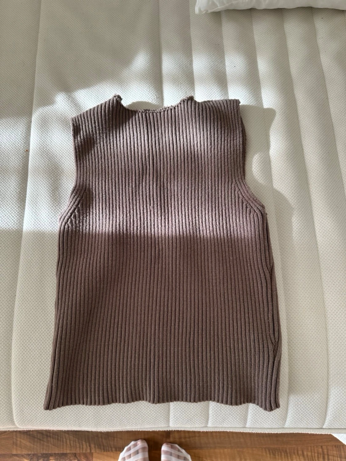 Brun ribbad stickad linnetopp - 2