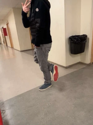 Blå Christian Louboutin sneakers - Snygga blå sneakers från Christian Louboutin med klassisk röd sula och vita kanter. Skorna har en låg profil och är tillverkade i mocka med matchande blå skosnören. Perfekta för dig som vill sticka ut med exklusiva detaljer. och man kan glida med skorna i snön väldigt bra