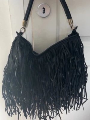 Väska med fransar  - sjukt snygg väska!!😍 köpt på h&m för säkert 10 år sedan☺️🙏🏻