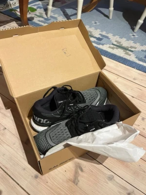 Löparskor Salming - Löparskor Salming Recoil Prime Men. Löparskor använda endast 1 gång. Köptes i juni för 1599kr endast legat i lådan efter de användes 1 gång. Säljes för de inte passade. Storlek 46 herr.  Pris kan diskuteras!!