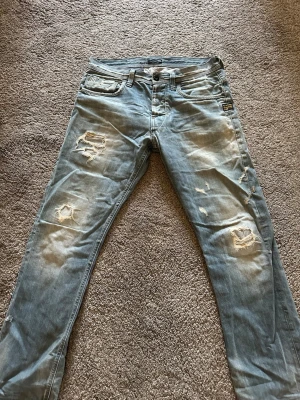 G star raw 32/32 - Storlek 32/32 g star raw jeans raka k storleken väldigt mycket olika detaljer på byxorna väldigt feta