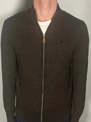 Morris helzip merinoull - Säljer en ritkigt snygg och trendig Morris helzip i 100% merinoull och i fint skick, storlek M men sitter mer åt S, vid frågor är det bara att skriva //Gramenti