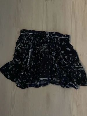 svart/blå kjol - Säljer en kjol som har en dragkedja och är jätte fin nu till sommaren 