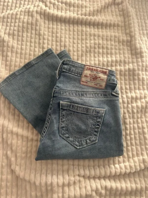 Ljusblå True Religion jeans - Säljer ett par ljusblå jeans från True Religion, som är slutsålda! Jeansen är i modellen Becca och i mycket bra kvalité! Priset går att diskutera💕💗💗