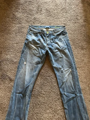 Retro jeans 32/34 - Raka väldigt unika jeans använt 2/3 gånger med tanke på att längden är för stor för just mig. Dem är även raka alltså Straghit 